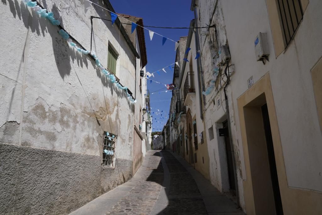 5.000 flores esperan a la patrona de Cáceres en la calle Caleros