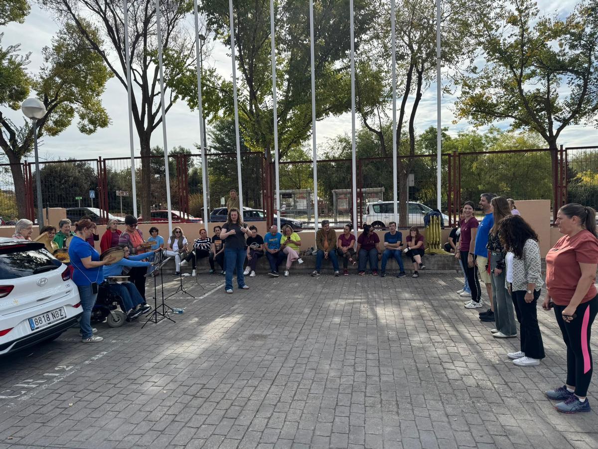 Una de las clases, en el exterior del centro