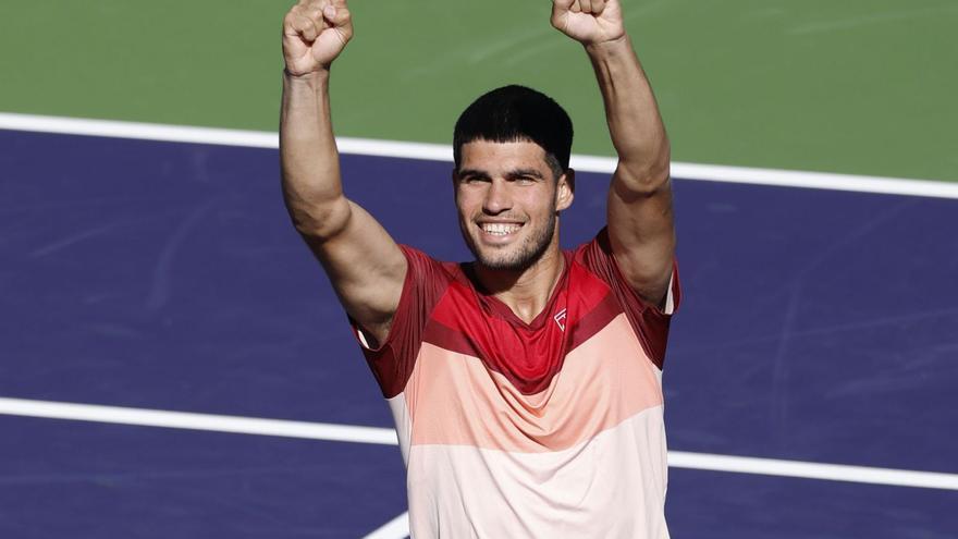 El murciano Carlos Alcaraz celebra su triunfo de la noche del sábado ante el francés Quentin Halys.