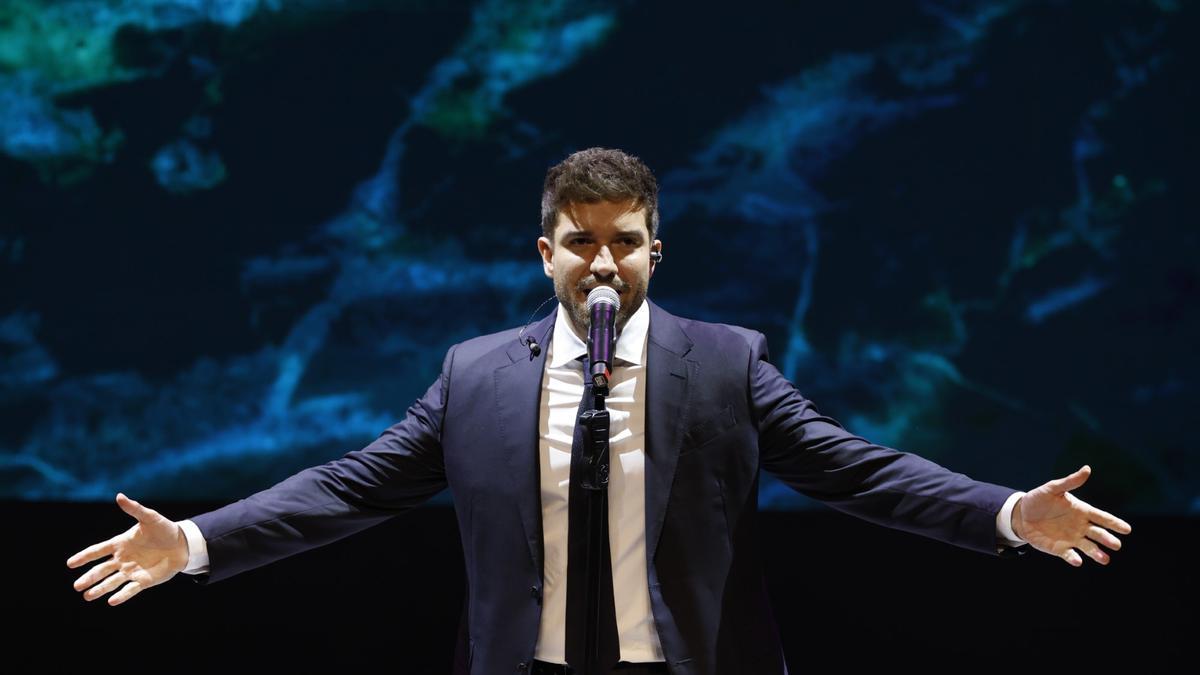Pablo Alborán, durante su actuación en el teatro de la Maestranza de Sevilla.