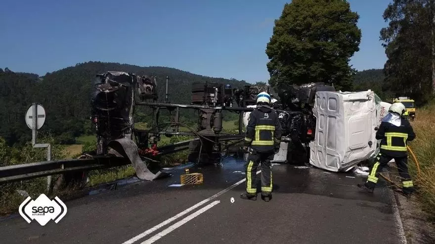 VÍDEO: Un camionero herido al caer con su camión cisterna con gas desde la Autovía del Cantábrico a la carretera nacional en Lué (Colunga): el riesgo de explosión obliga a cortar la autopista y a evacuar 80 casas