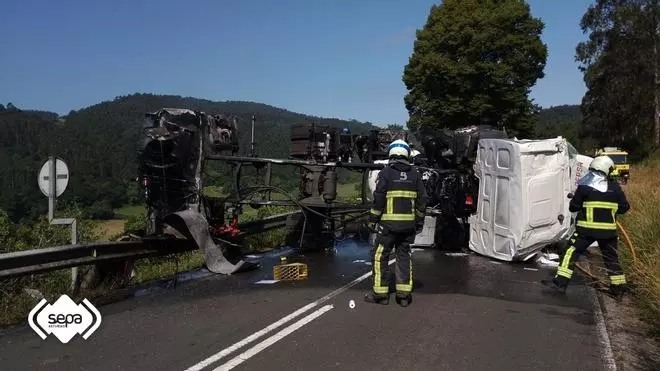 EN IMÁGENES: Cae un camión cisterna con gas desde la Autovía del Cantábrico a la carretera nacional en Lué