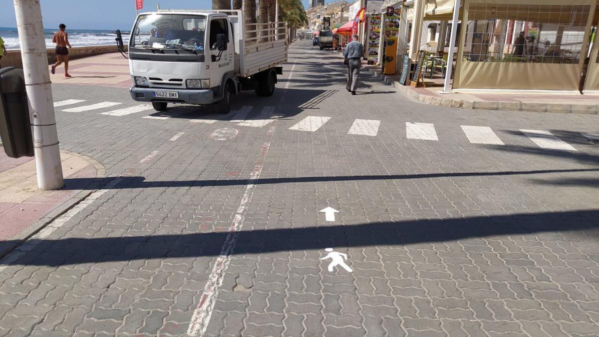 El Campello contará con pasarelas de entrada y salida a la playa y señaliza la ruta de paseo en Carrer la Mar para mantener la distancia social