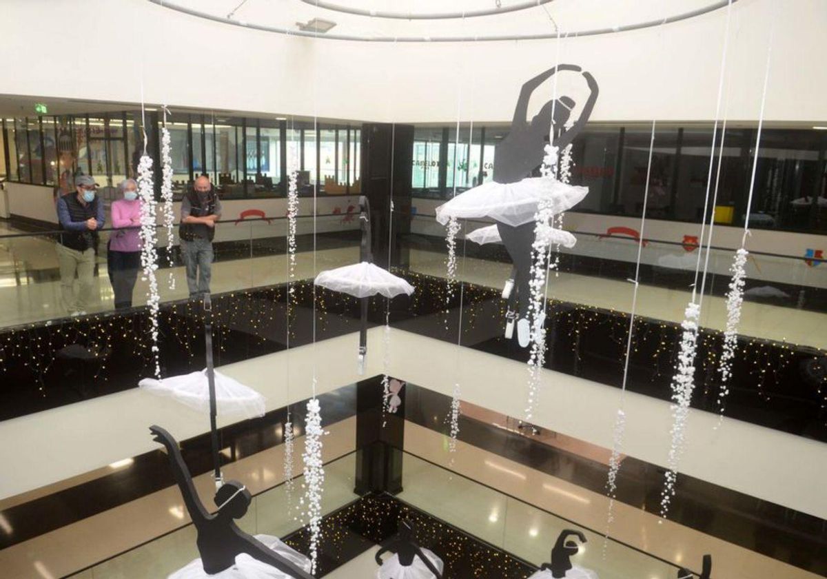El Cascanueces inunda con decoración artesanal el Centro Comercial Arousa