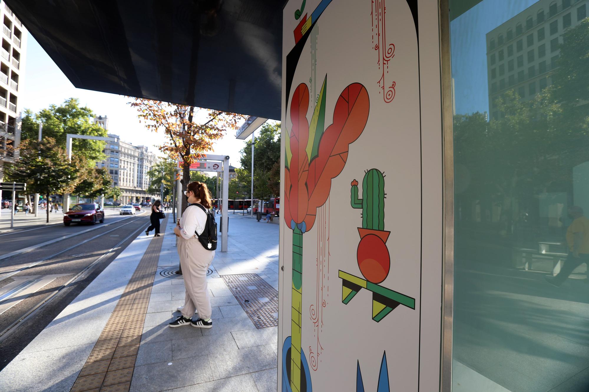 Intervenciones artísticas en las paradas del tranvía con motivo del Festival Asalto