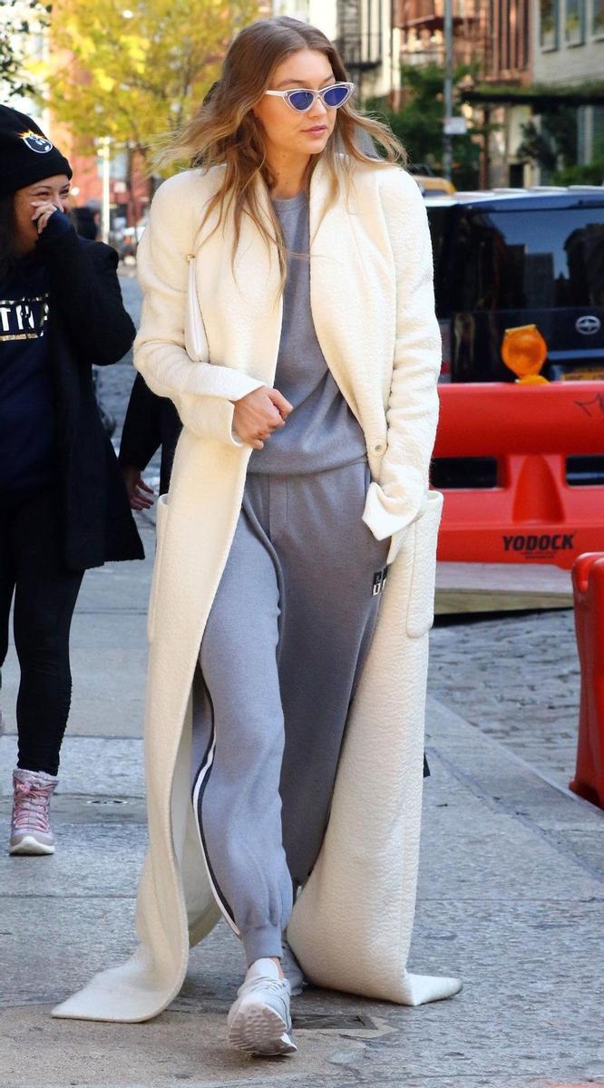¿Gigi intenta poner de moda los abrigos XL?