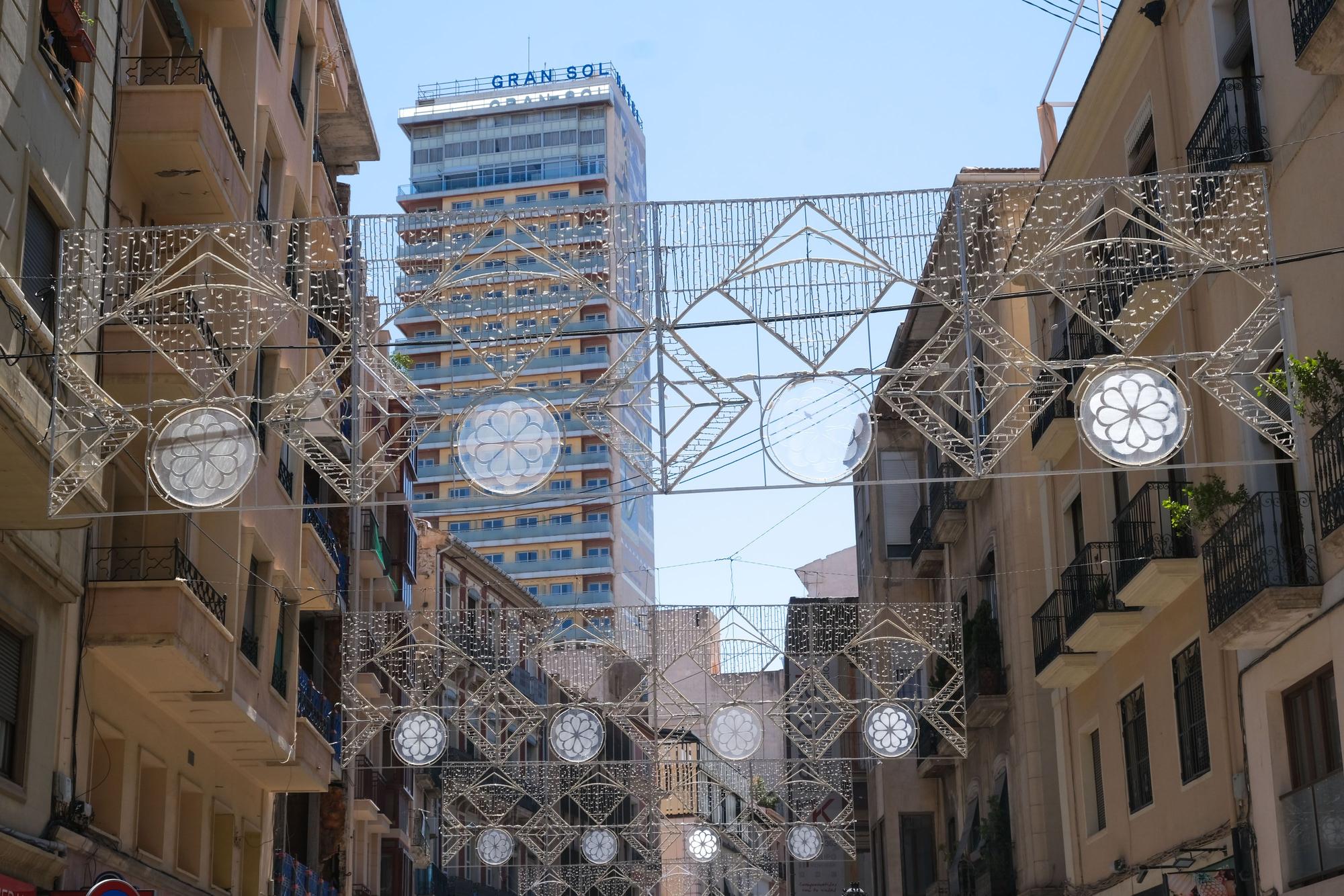 Instalan los arcos de Hogueras en el centro de Alicante