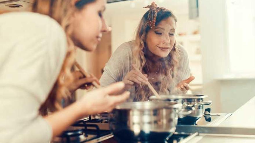 Las sopas de verduras ayudan a saciar el hambre.