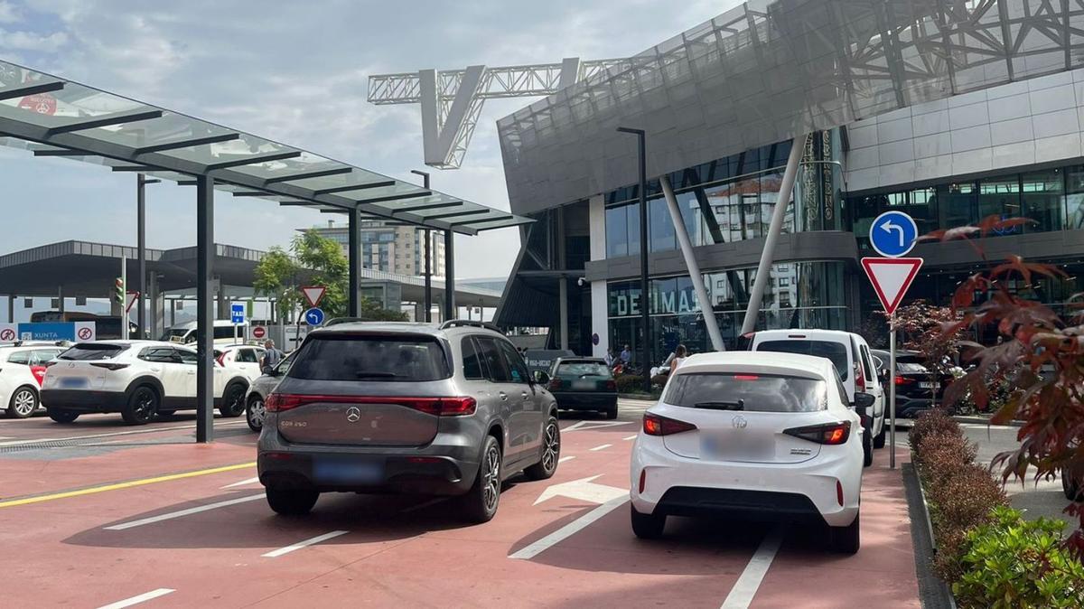 A la izquierda, un VTC en la zona de taxis de Vialia. | P.C