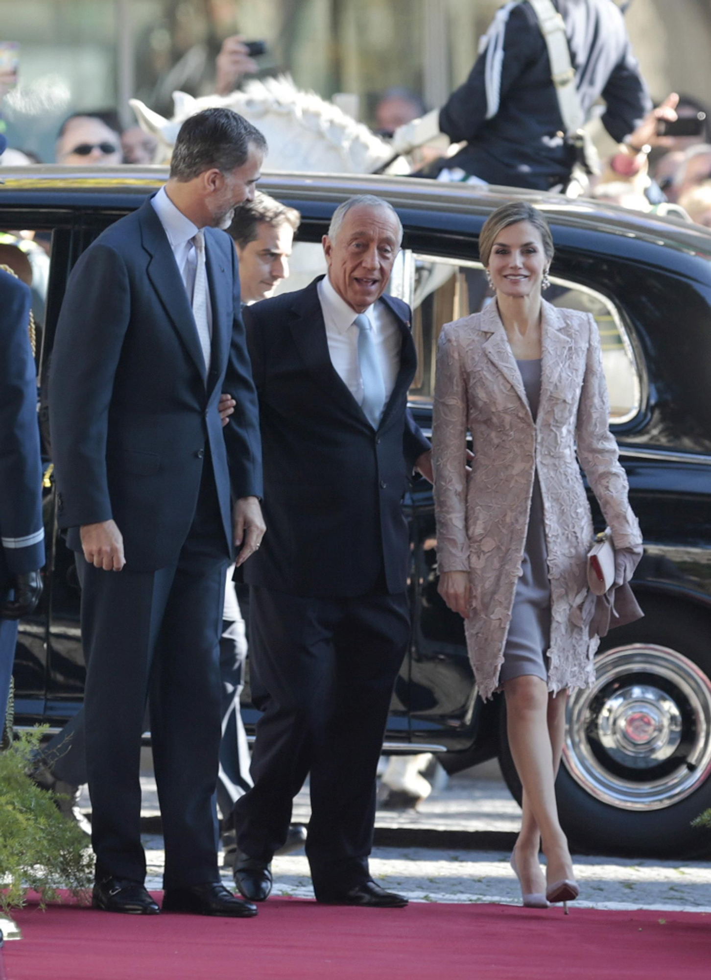 Doña Letizia repite Felipe Varela para su viaje de Estado a Oporto