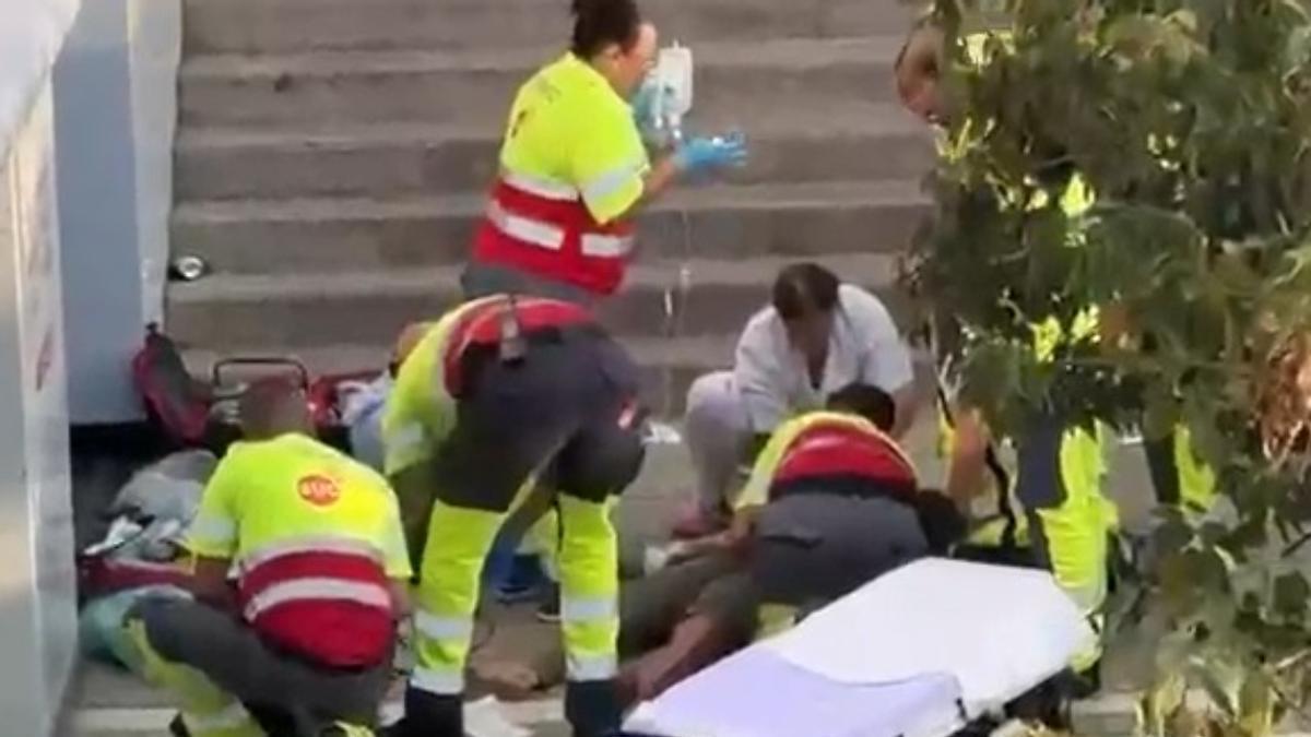 Sanitarios del SUC atienden, este miércoles, a la víctima del apuñalamiento en Agaete