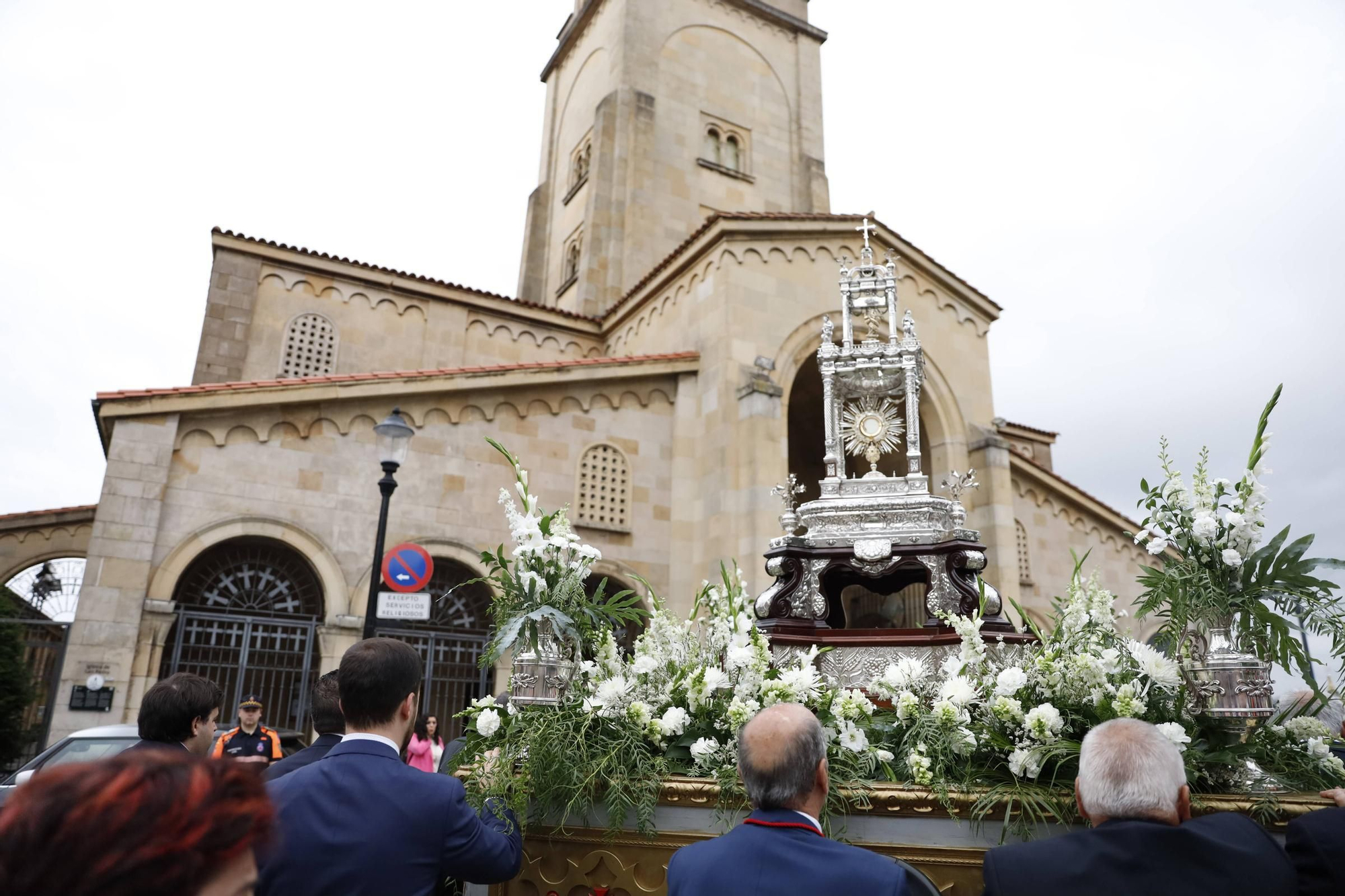 Pétalos, incienso, niños... así fue la procesión del Corpus Christi en Gijón (en imágenes)
