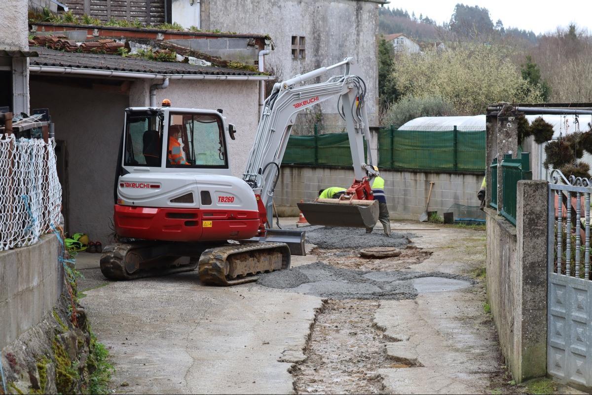 Obras de instalación de una red de abastecimiento de agua en Rus.