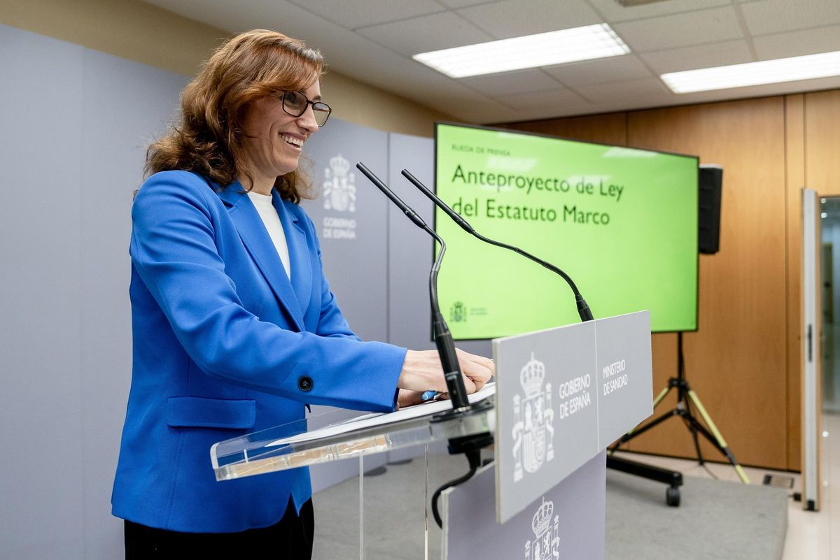 Archivo - Imagen de archivo de la ministra de Sanidad, Mónica García, durante una rueda de prensa, tras la reunión del ámbito para abordar el Anteproyecto de Ley del Estatuto Marco.