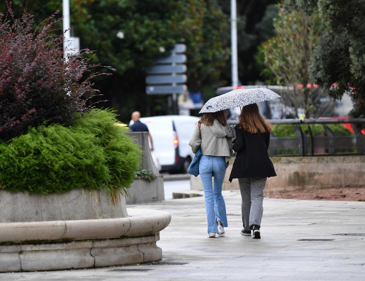 Dos mujeres con paraguas en A Coruña