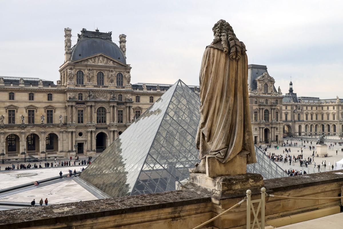 (Foto de ARCHIVO) FILED - 18 October 2021, France, Paris: A View of the inner courtyard with the glass pyramid of the Louvre Museum in Paris. Photo: Jan Woitas/dpa-Zentralbild/ZB 18/10/2021 ONLY FOR USE IN SPAIN. Jan Woitas/dpa-Zentralbild/ZB;tourism;culture;libraries and museums;Louvre Museum in Paris;MUSEO LOUVRE