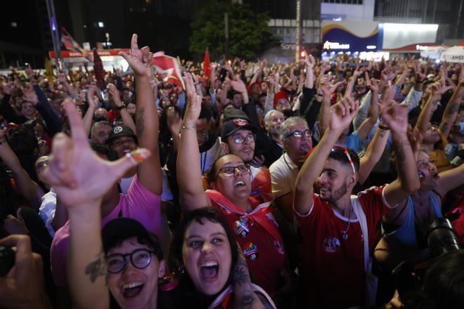 Lula abre dos puntos frente a Bolsonaro con el 85,55 % escrutado en Brasil