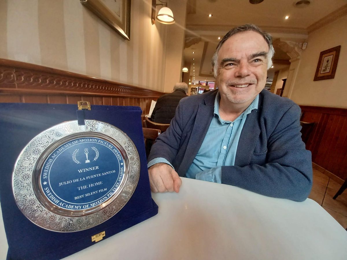 Julio de la Fuente, con uno de los últimos premios que han llegado a su casa de Grado.