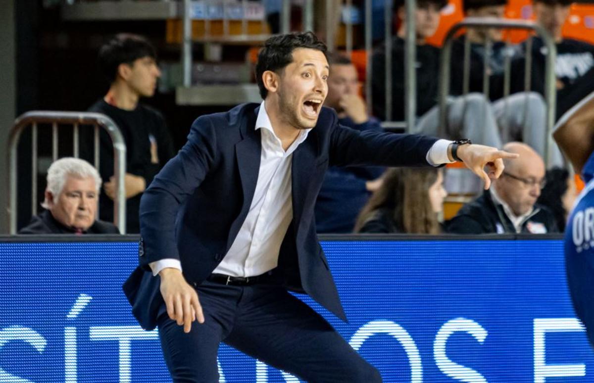 Juani Díez da instrucciones a sus jugadores.