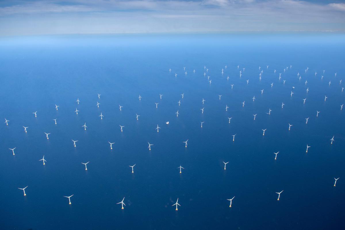 Fotografía aérea del 16 de junio del 2022. Granja de turbinas de viento en el mar Báltico, al noreste de la isla de Rugen, en Alemania.