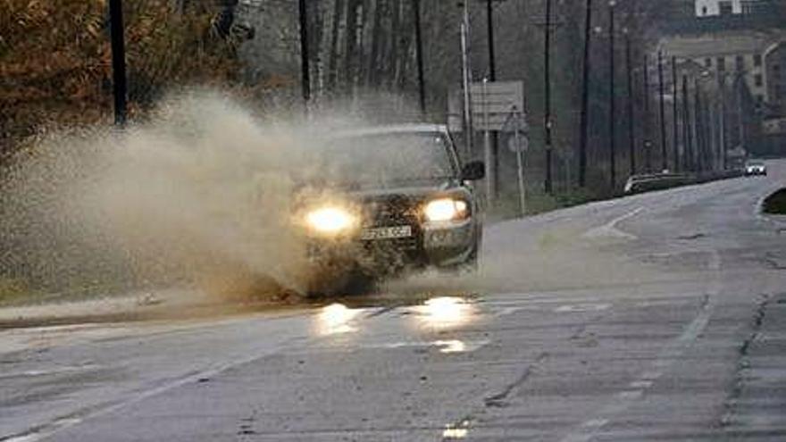 La pluja persistent va inundar carreteres.