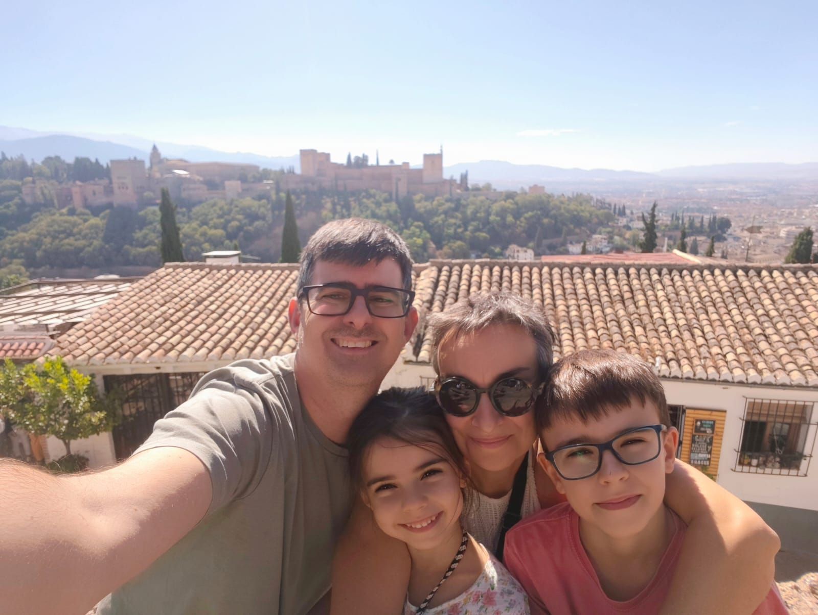 La mallorquina Lola Berrocal, junto a su familia en Granada.