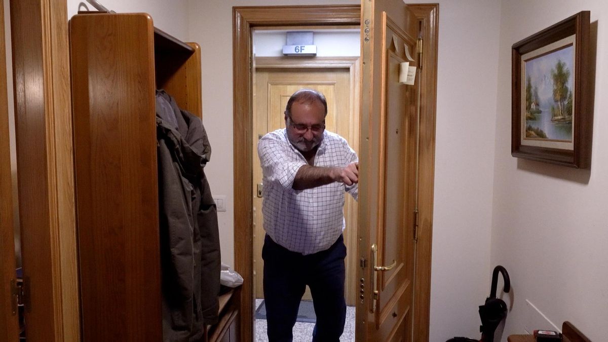 Juan Francisco empujando la puerta de entrada a su vivenda, la cual no puede abrirse con normalidad