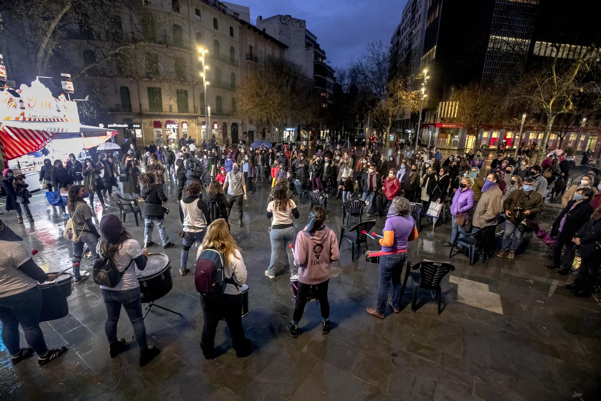 El Movimiento Feminista de Mallorca pide acabar con la brecha salarial y erradicar "la feminización de la pobreza"