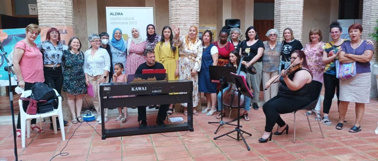 Participantes del encuentro «Dones i Poesia» que promueve la Taula per la Convivència. | LEVANTE-EMV