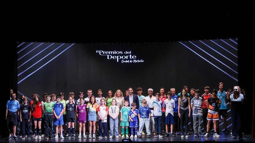 Marbella homenajea al madridista Dean Huijsen y a la baloncestista Carla Viegas en un acto de reconocimiento deportivo