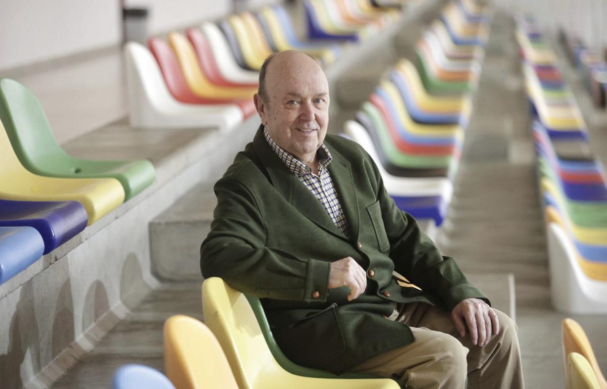 Pepe Rionda, en las gradas del polideportivo de Vallobín.