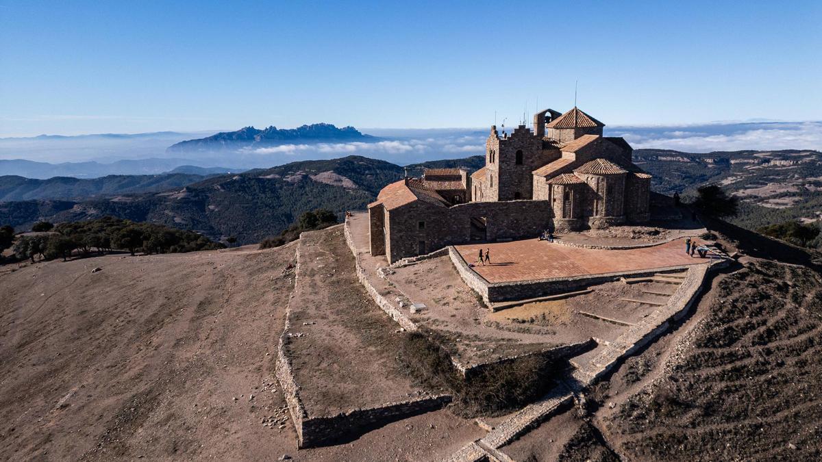 Subida y cima de la montaña la Mola antes de los últimos días del cierre del restaurante situado en la cima