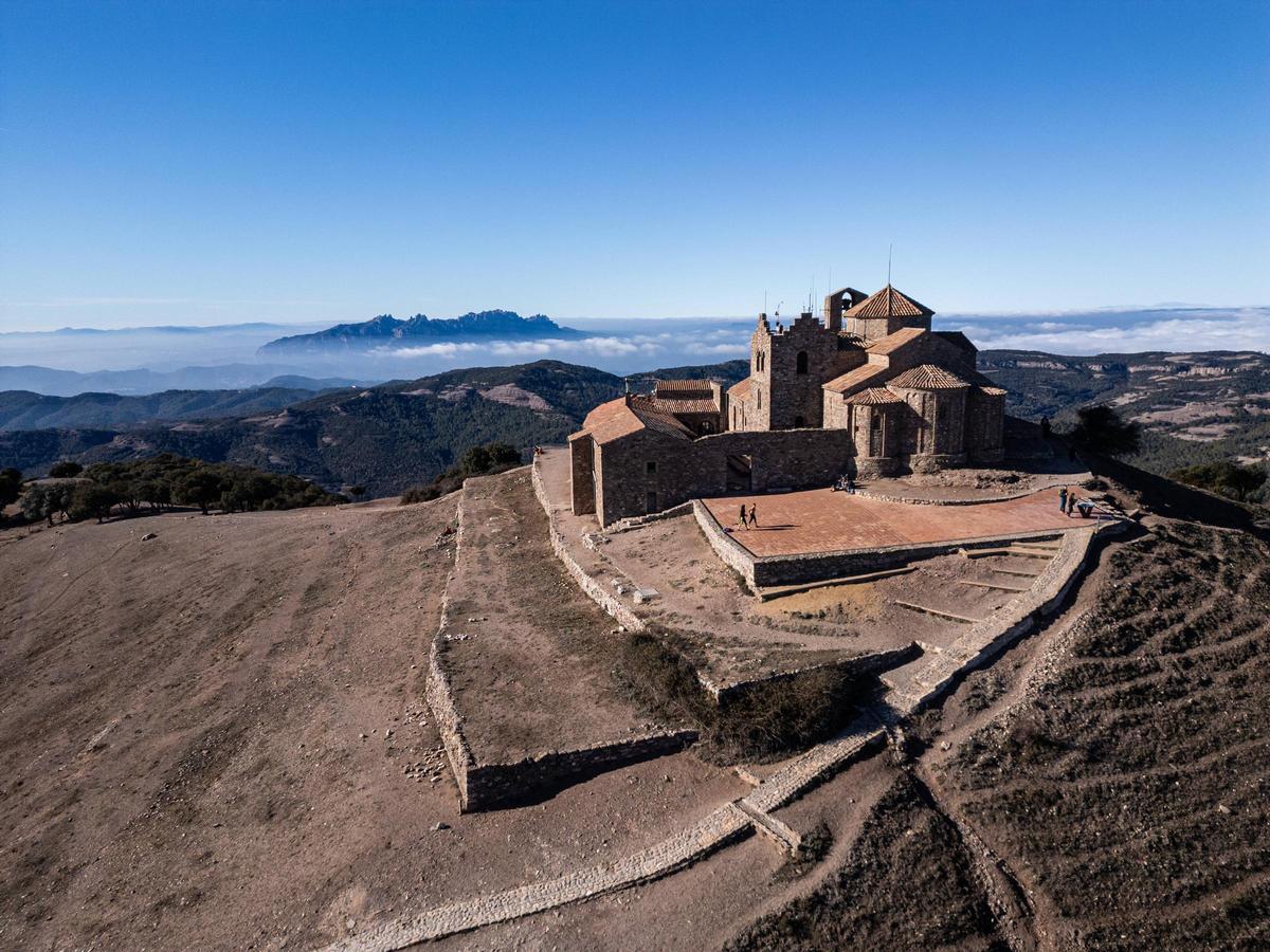 Subida y cima de la montaña la Mola antes de los últimos días del cierre del restaurante situado en la cima