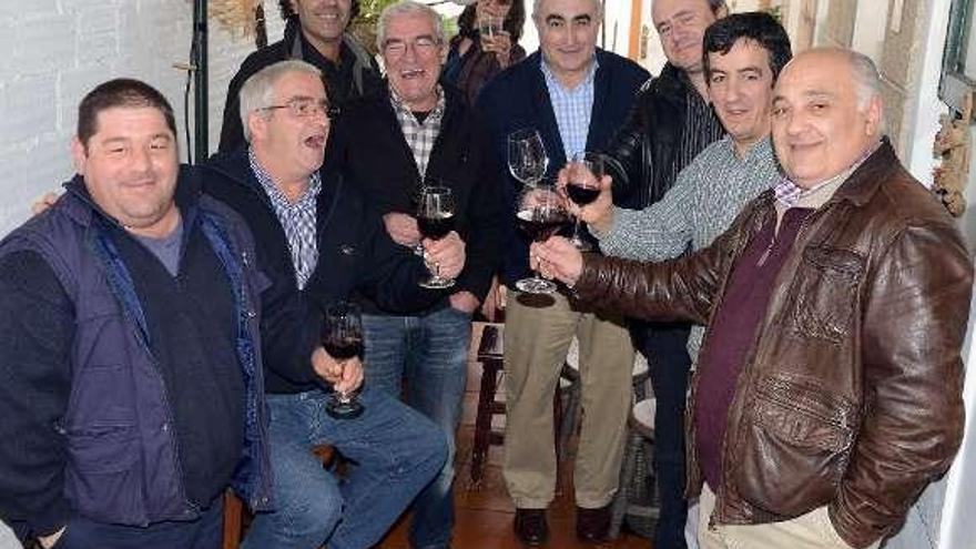 Paco Barreiro, en el centro de la imagen (i.), brinda por el centenario de La Viuda junto a clientes habituales, ayer en la taberna. // G.Núñez