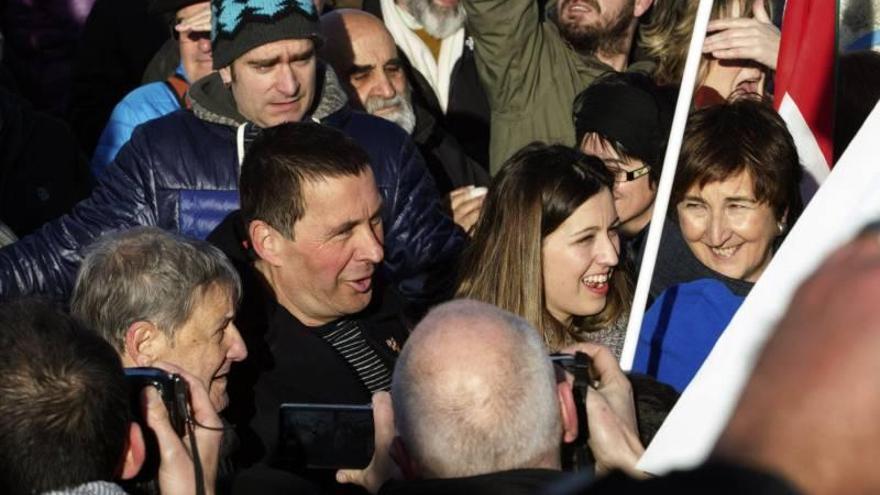 Otegi abandona la prisión entre vítores y aplausos