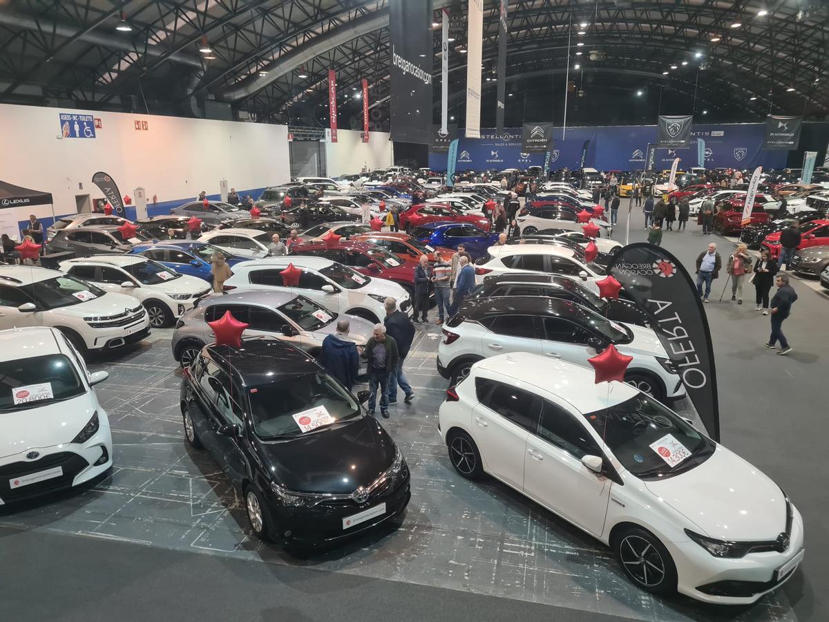 ASISTENTES A LA INAUGURACION DEL CAROUTLET VIGO, EL SALON DE COCHES USADOS Y DE OCASION, EN EL INSTITUTO FERIAL DE VIGO (IFEVI).