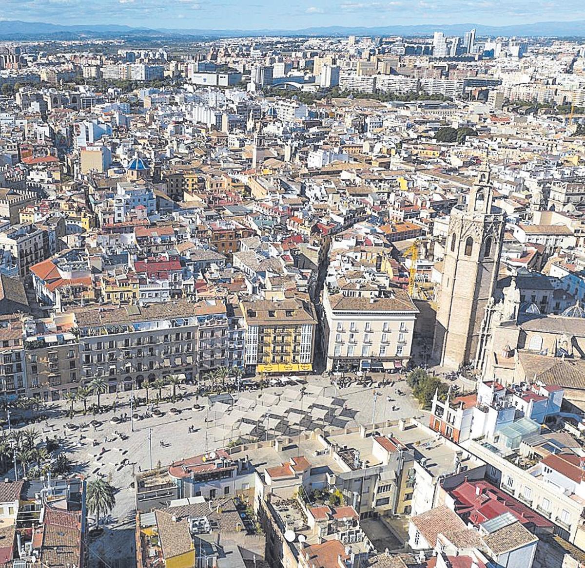 La plaza de la Reina con el Micalet al fondo.