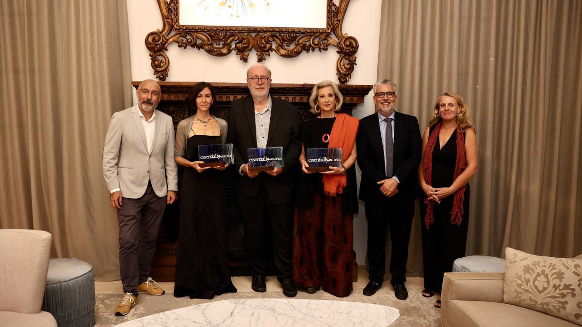 Los galardonados en el centro junto con el conseller insular Andreu Serra, Jesús Cuartero y Lucía Escribano.