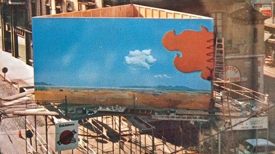 El mural &#039;Cinc visions dins un espai empordanès. Homenatge a Salvador Dalí&#039; original es va pintar sobre una bastida.
