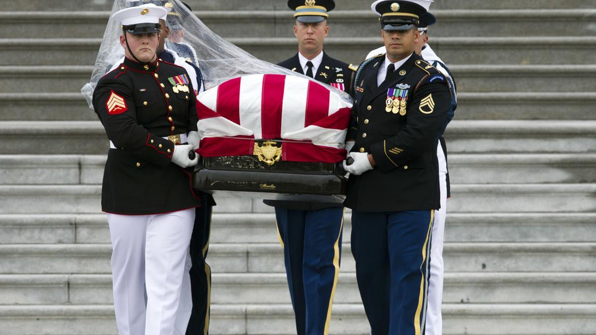 El féretro con los restos de John McCain sale del Capitolio hacia la catedral de Washington.