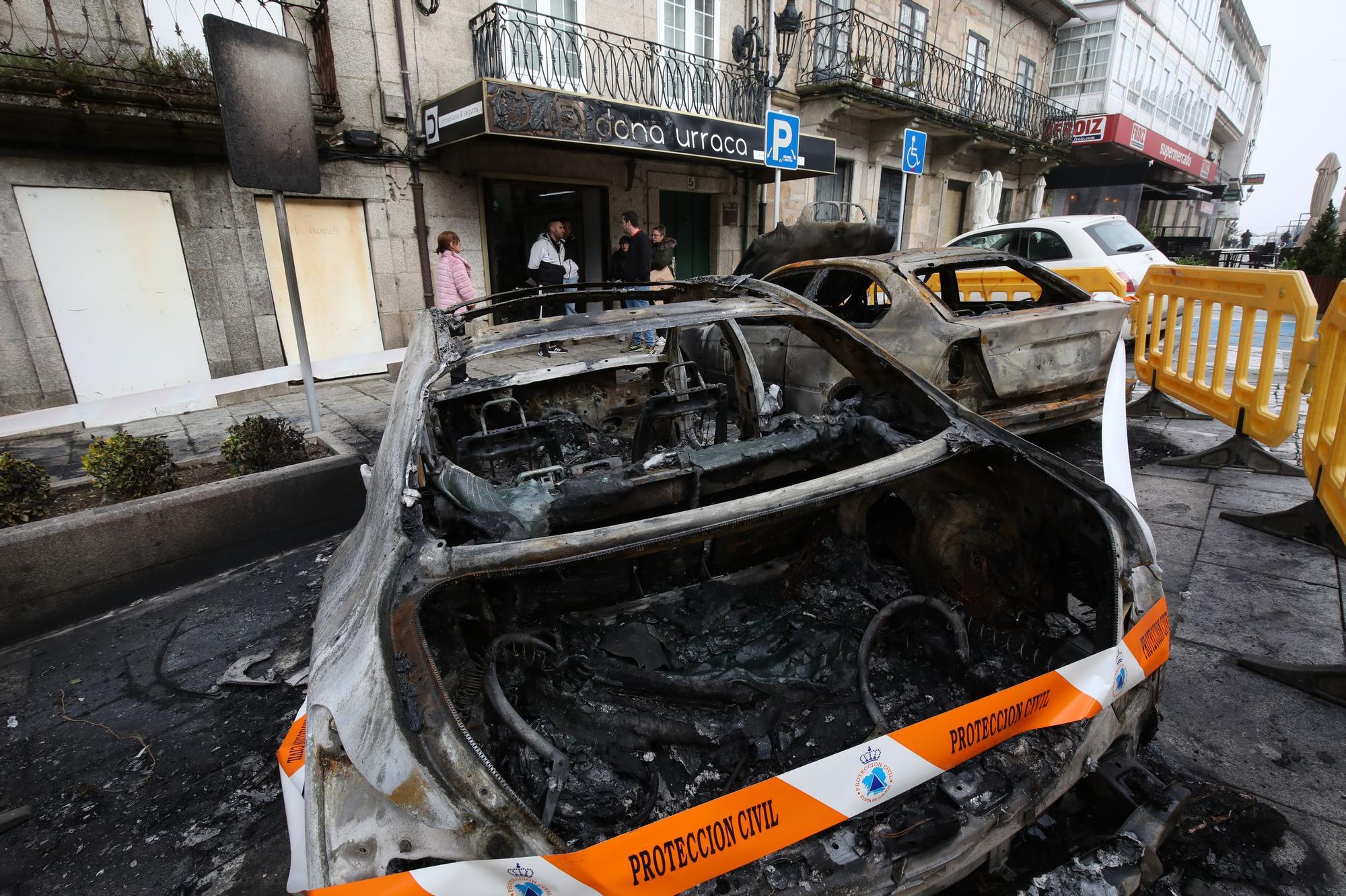 Calcinan una veintena de coches en Tui durante la madrugada.