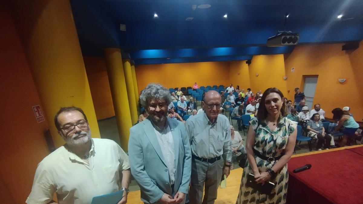 Por la izquierda, Roberto García, alcalde de Langreo, Ícaro Obeso, Juan José Tielve y Mónica Álvarez, participantes en la mesa redonda sobre el barrio de El Puente, en Langreo