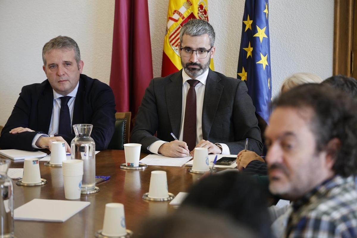 Peris Pascual y Lucas reunidos con los representantes de sindicales de las empresas auxiliares y con el Comité de Empresa de Sabic.