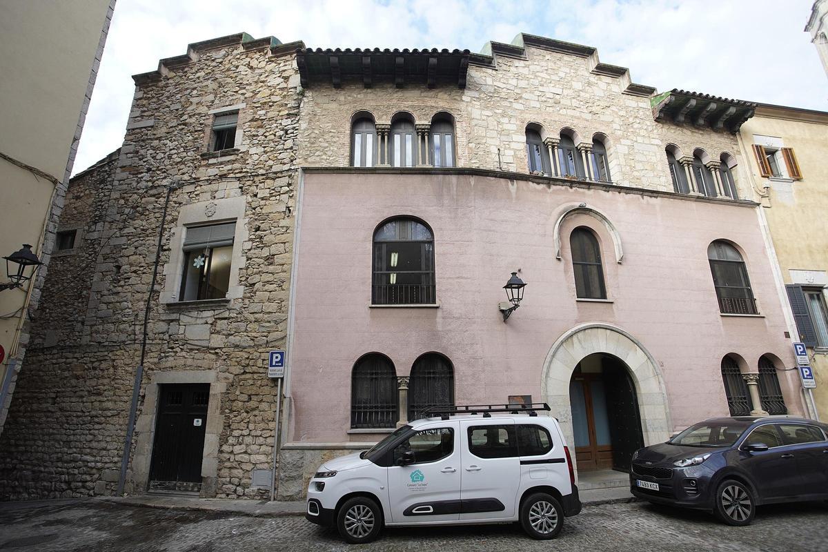 Fongs, goteres, xinxes i la meitat de les dutxes espatllades: aquest és el "lamentable" estat de La Sopa Fongs, goteres, xinxes i la meitat de les dutxes espatllades: aquest és el "lamentable" estat de La Sopa