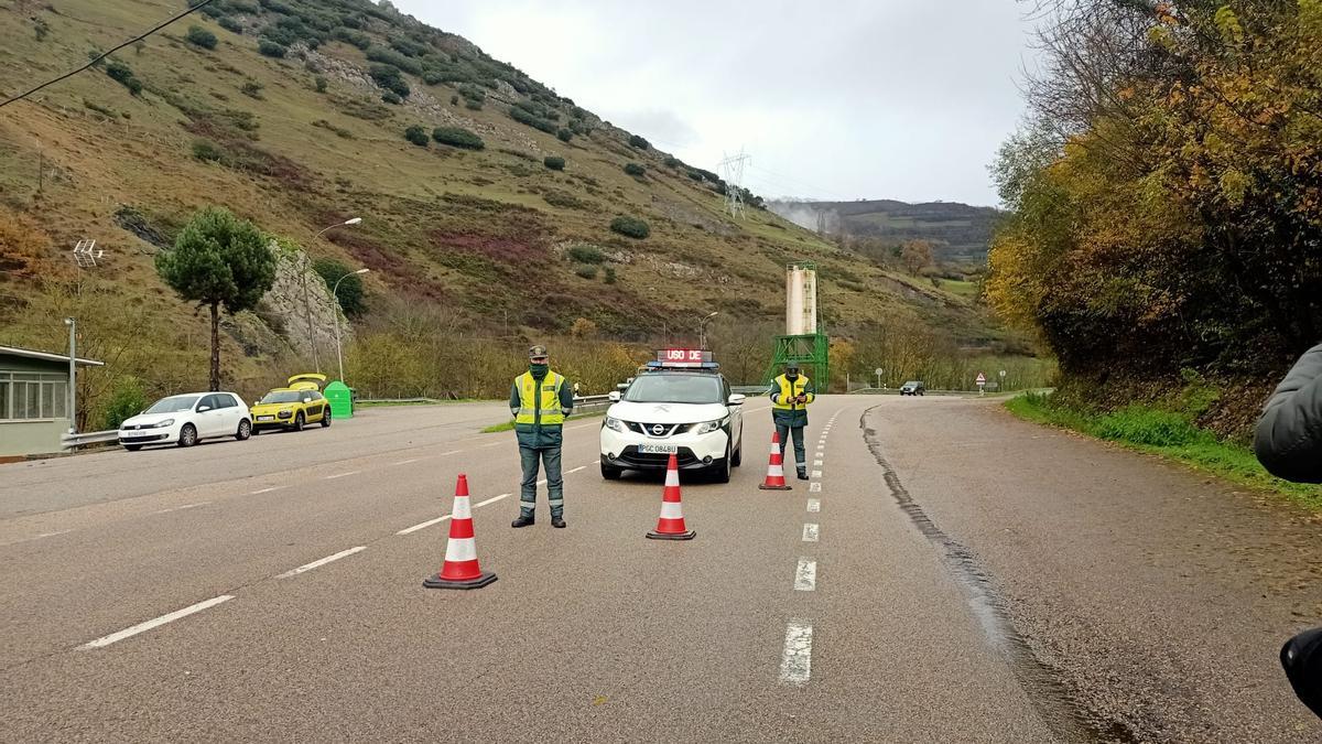 La Guardia Civil de apoyo al cierre en Pajares.