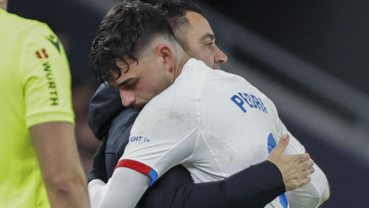 Xavi abraza a un desconsolado Pedri, que sufrió una lesión muscular en San Mamés por la que debió ser sustituido.