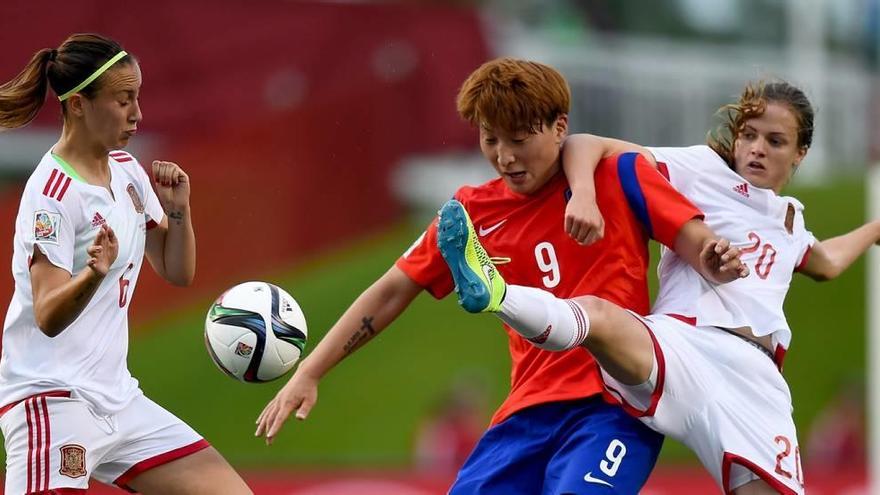 Virginia Torrecilla, a la izquierda, durante el partido ante Corea del Sur en el Mundial de Canadá.