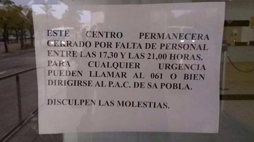 Un cartel en el centro de salud de Muro.