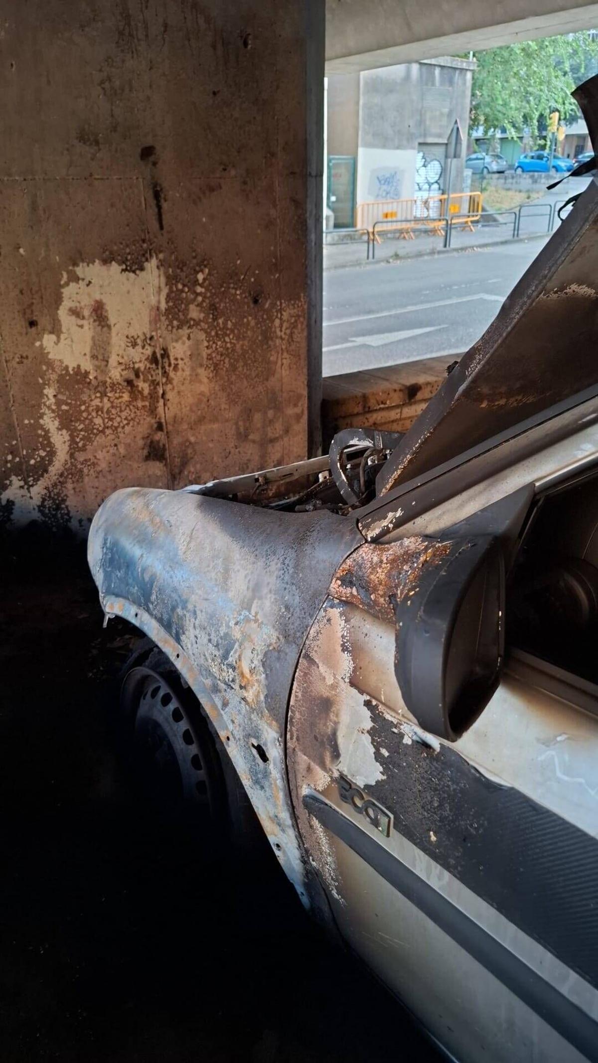 Girona carrer Cassià Costal - Josep Maria Gironella incendi vehicles un cotxe i una furgoneta provocat intencionat Policia Municipal busca el piròman