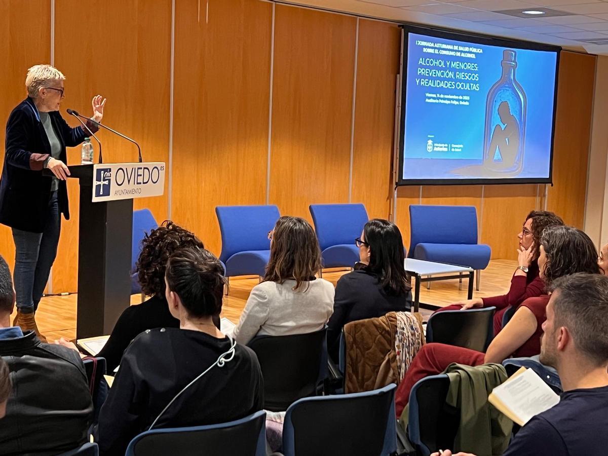 La consejera Concepción Saavedra, a la izquierda, durante la inauguración de las jornadas.